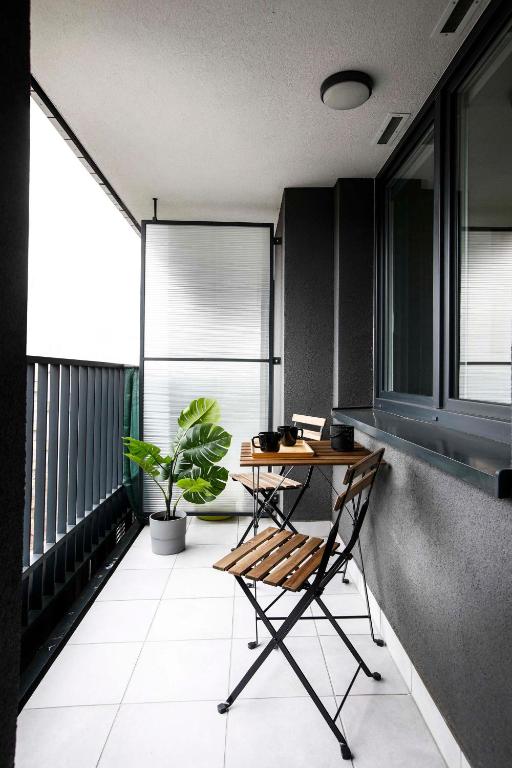 Fotografia z galérie ubytovania Cozy studio with balcony next to Vistula Boulevrads, Old Town v Krakove