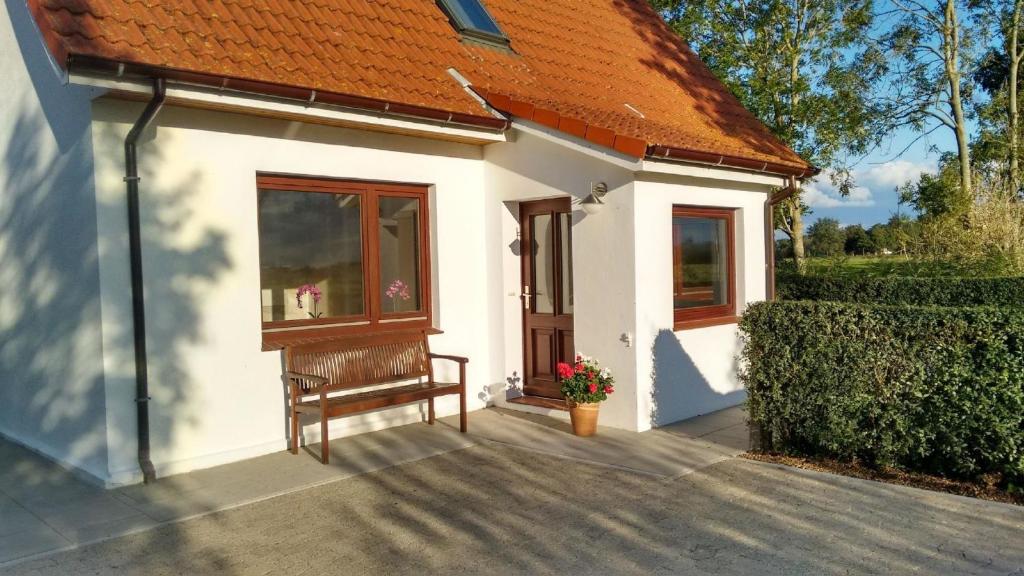 Erholsames Wohnen in der Natur mit viel Platz für 6 Personen, großzügigem Garten und in unmittelbarer Nähe des Deichs