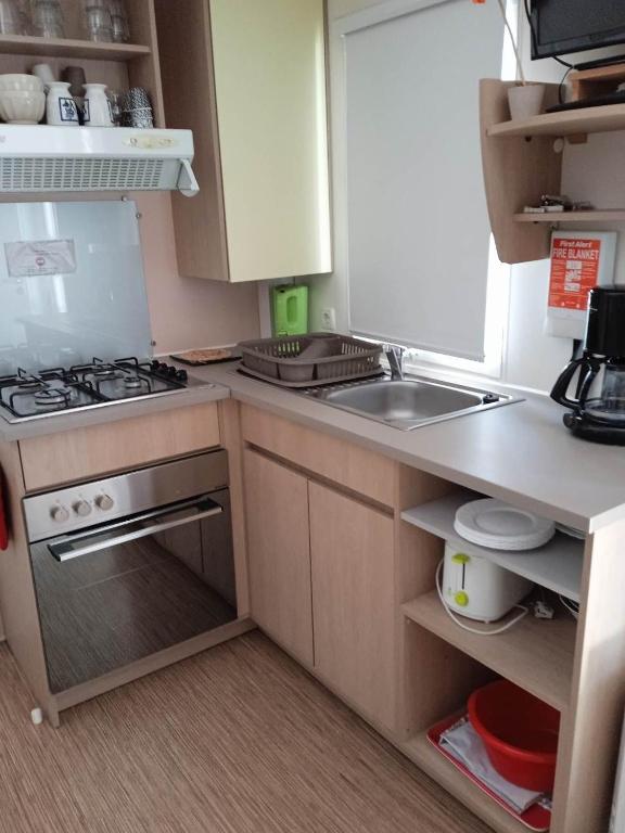 Kuchyňa alebo kuchynka v ubytovaní mobil home le sympa