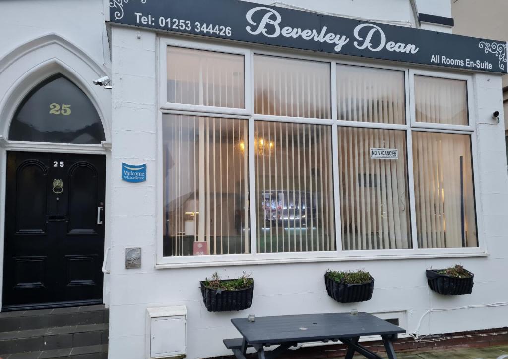 un edificio con un banco frente a una tienda en Beverley Dean - Children Over 5 Years Welcome - Continental Breakfast, en Blackpool