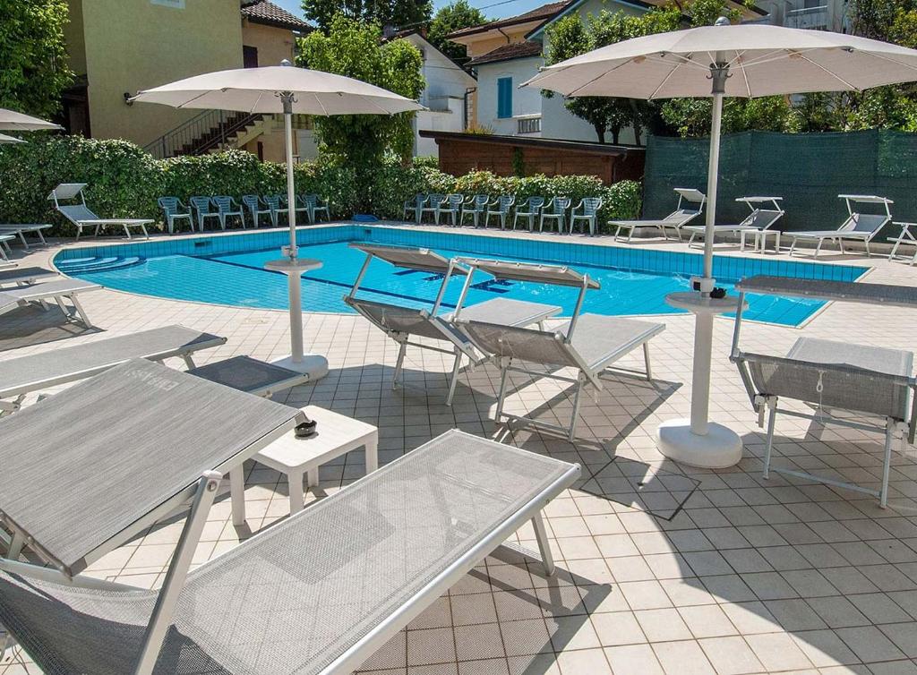 Bazén v ubytování Hotel Embassy nebo v jeho okolí