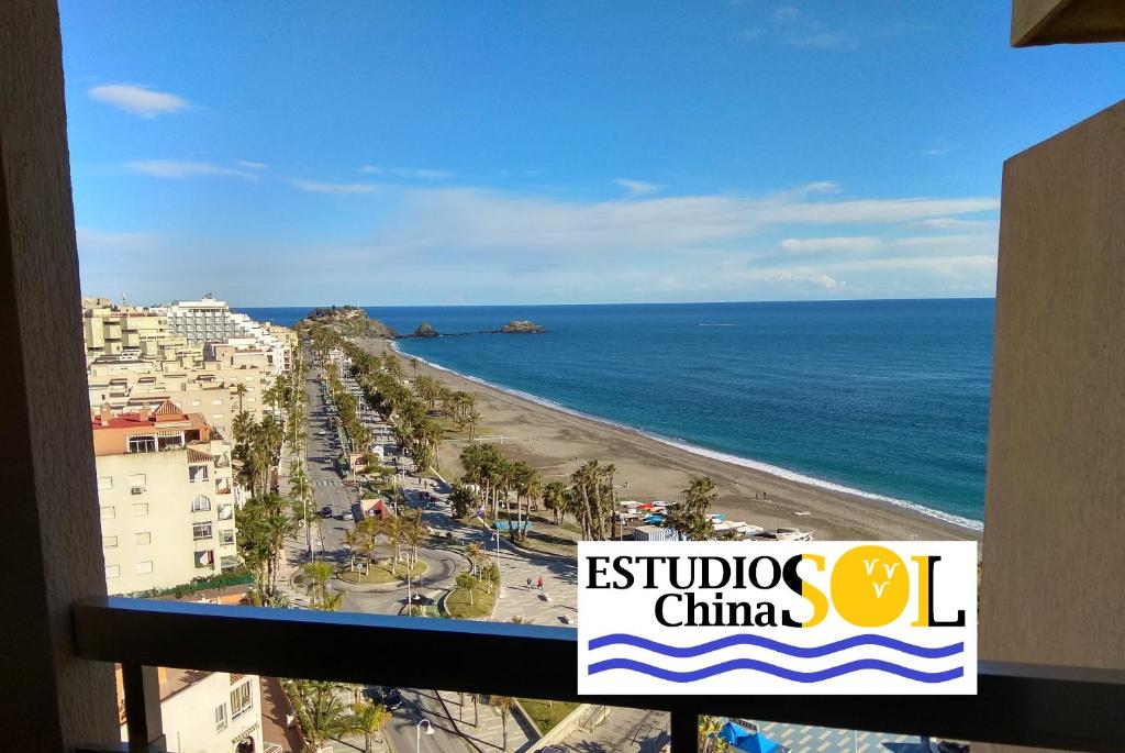 een bord op een balkon met uitzicht op het strand bij ESTUDIOS ChinaSOL in Almuñécar