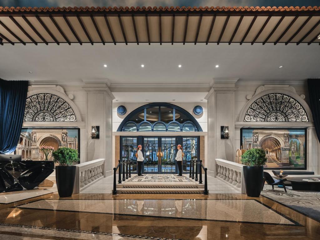 a lobby with two people standing in front of a store at Hotel Indigo Shenzhen Overseas Chinese Town, an IHG Hotel in Shenzhen