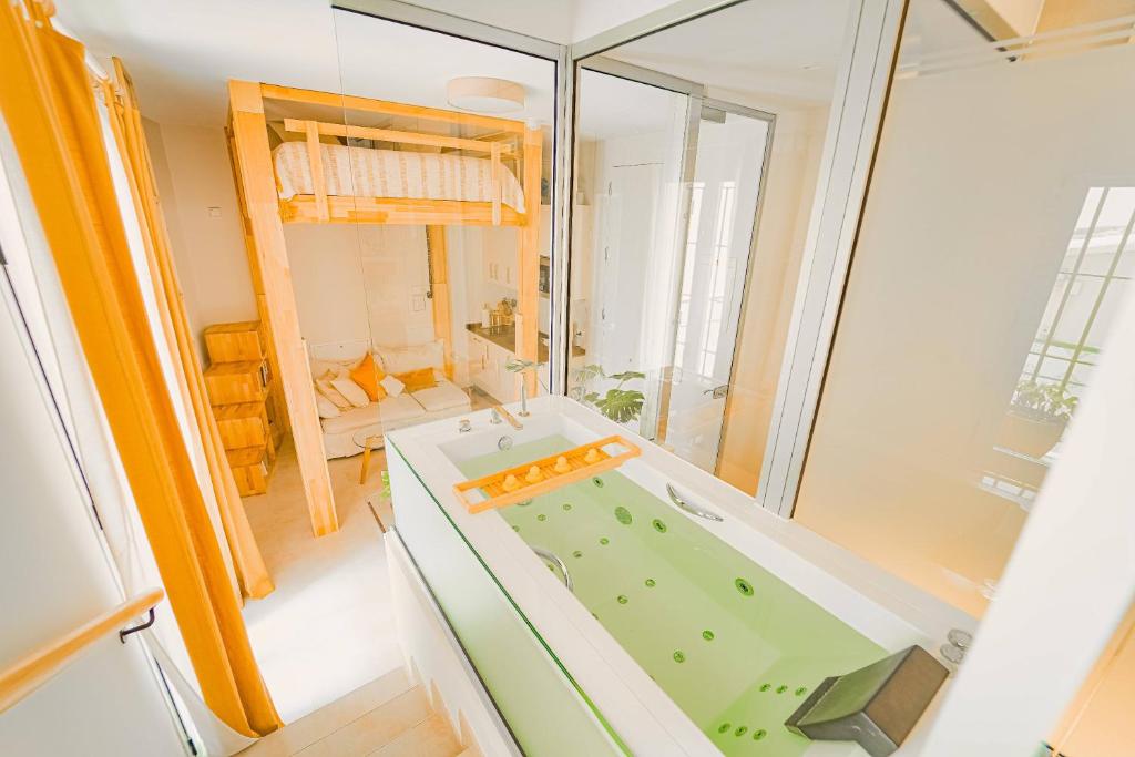 4 Bears Studios - Bañera de hidromasaje en Madrid