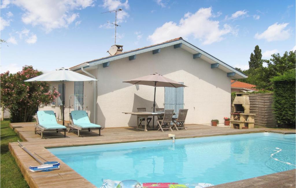 Casa con piscina, mesa y sillas en Nice Home In Seyresse With Outdoor Swimming Pool, en Seyresse