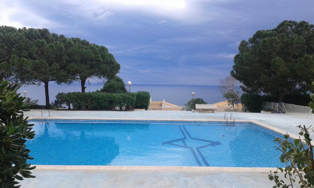 The swimming pool at or close to Bonito piso con vistas al mar.