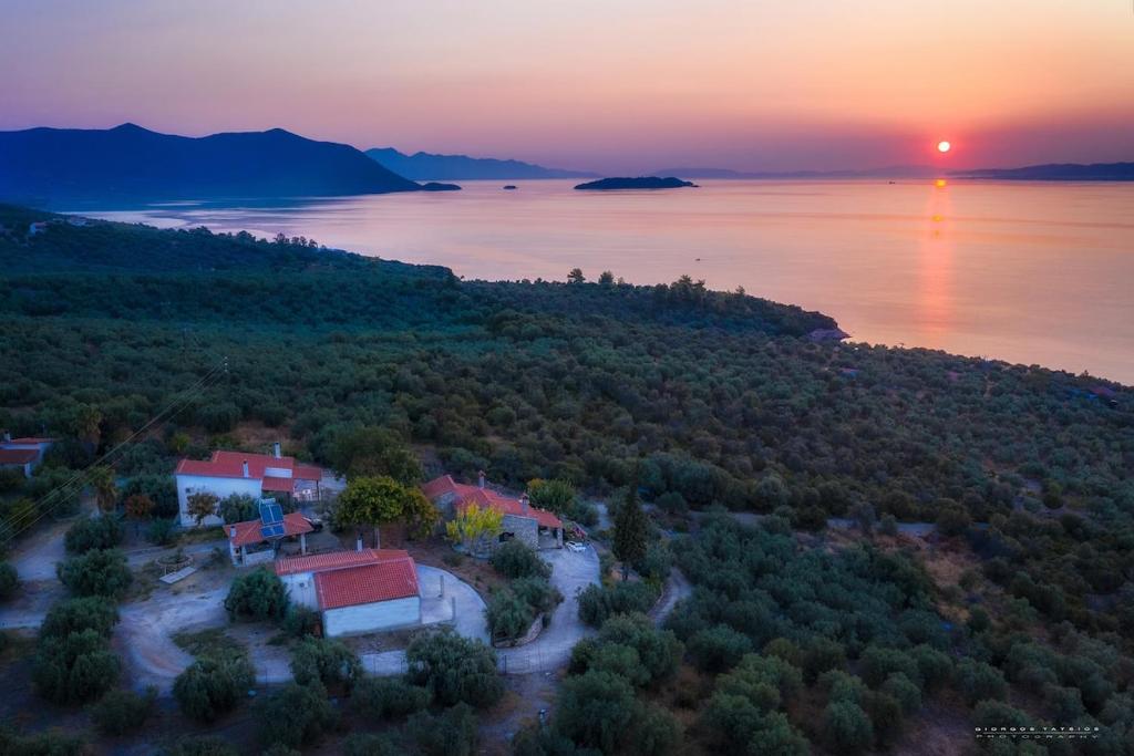 eine Luftansicht einer kleinen Insel im Wasser bei Sonnenuntergang in der Unterkunft FOUR INDEPENDENCE HOUSES BY THE SEA in Glífa