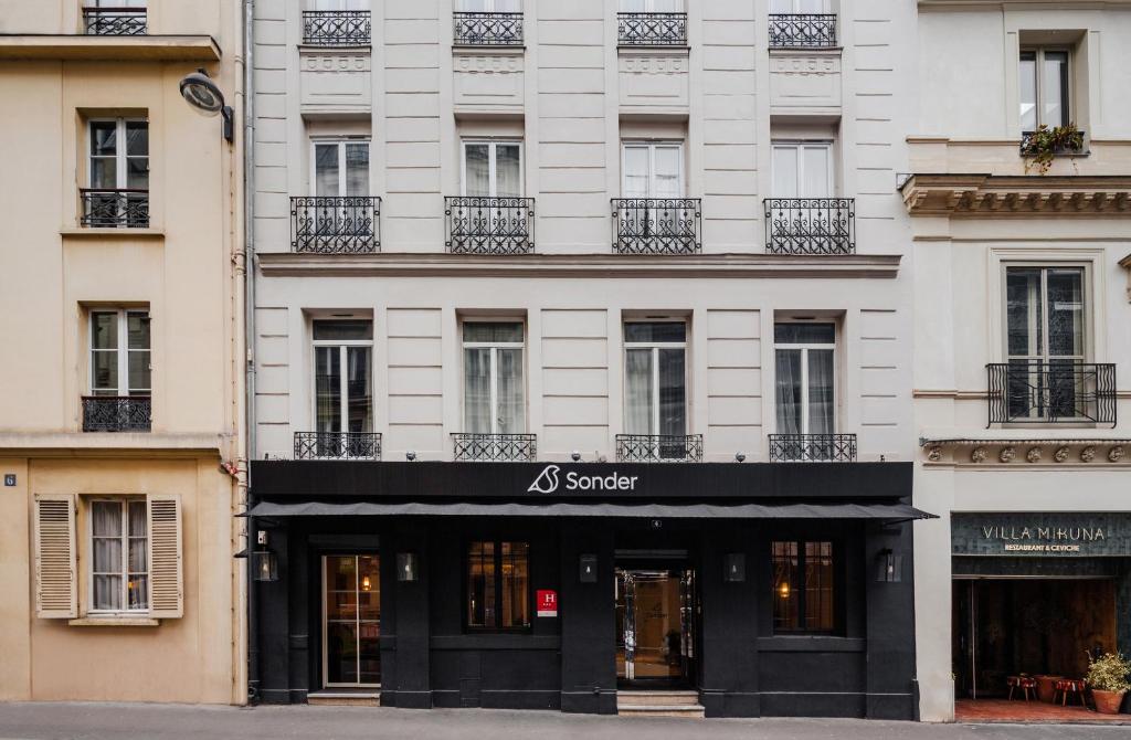 una tienda frente a un edificio con un signo de sanción en Sonder Le Frochot en París