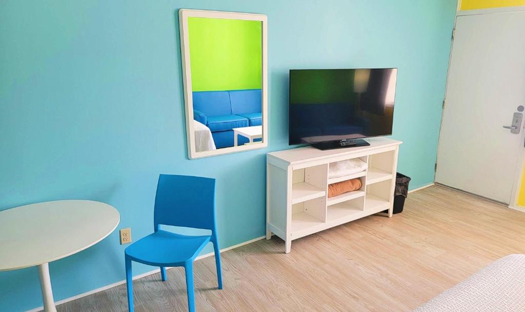 TV a/nebo společenská místnost v ubytování Kokomo Suites