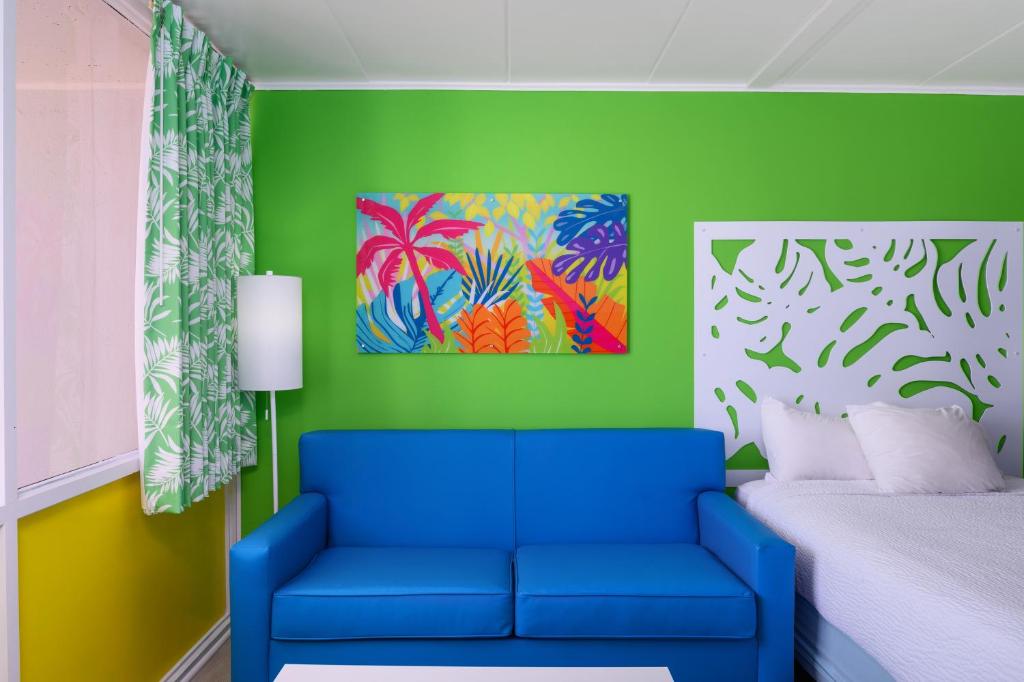 Postel nebo postele na pokoji v ubytování Kokomo Suites