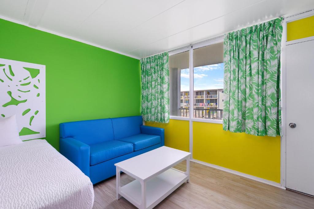 Postel nebo postele na pokoji v ubytování Kokomo Suites