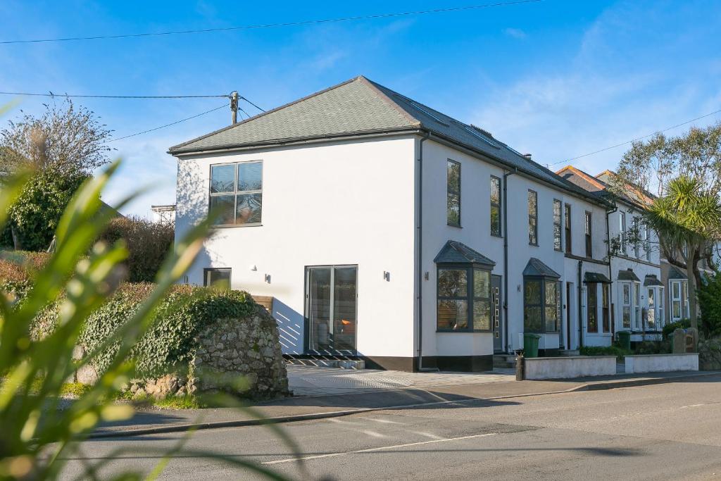 un edificio blanco con ventanas en una calle en Nova Cottage en St Ives