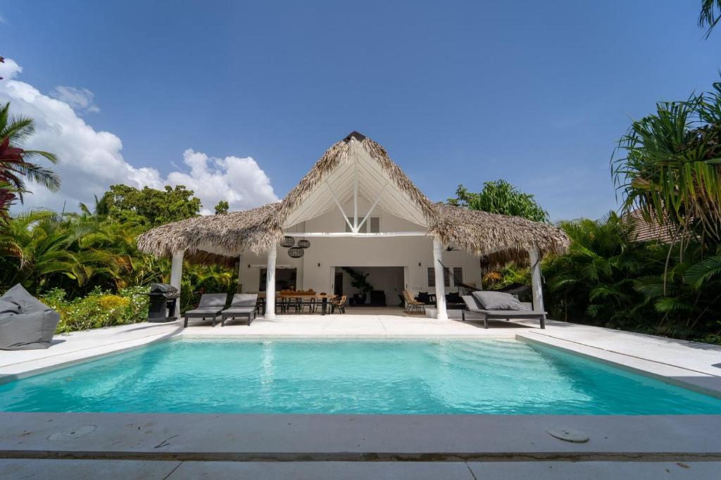 Bazén v ubytování Casa Panamera- 5br luxury beach Villa Playa Coson nebo v jeho okolí