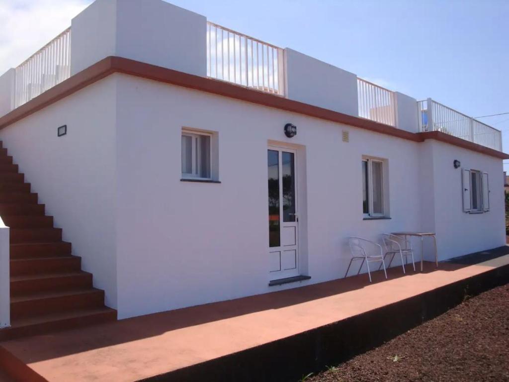 Casa blanca con escaleras y balcón en Sunshine House no.2, en Madalena