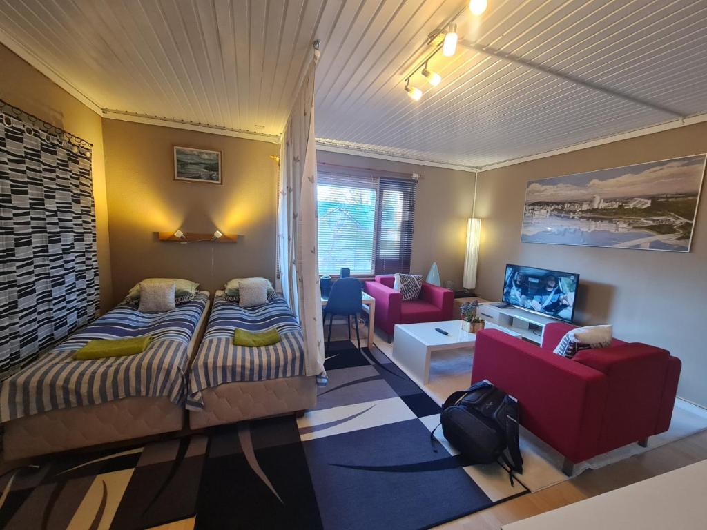 een slaapkamer met een bed, een bank en een tv bij Lonely Planet Turku 2 in Turku