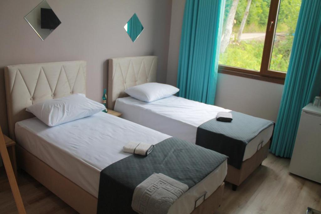 Postel nebo postele na pokoji v ubytování AKDAĞ KEMER OTEL