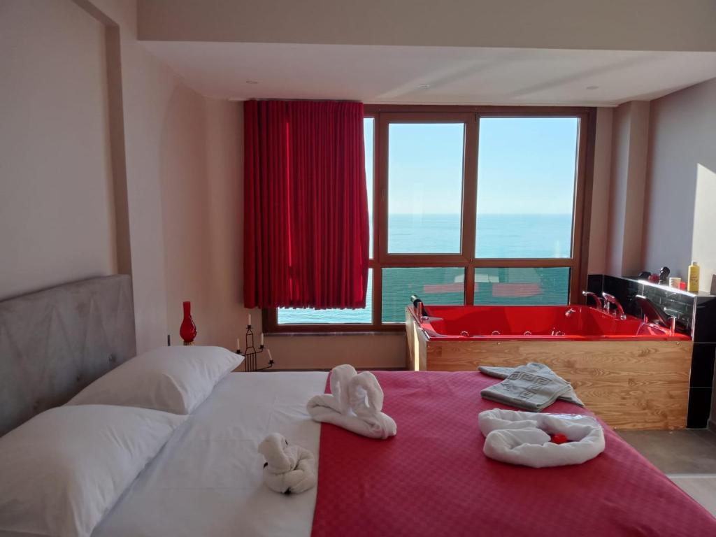 Postel nebo postele na pokoji v ubytování AKDAĞ KEMER OTEL