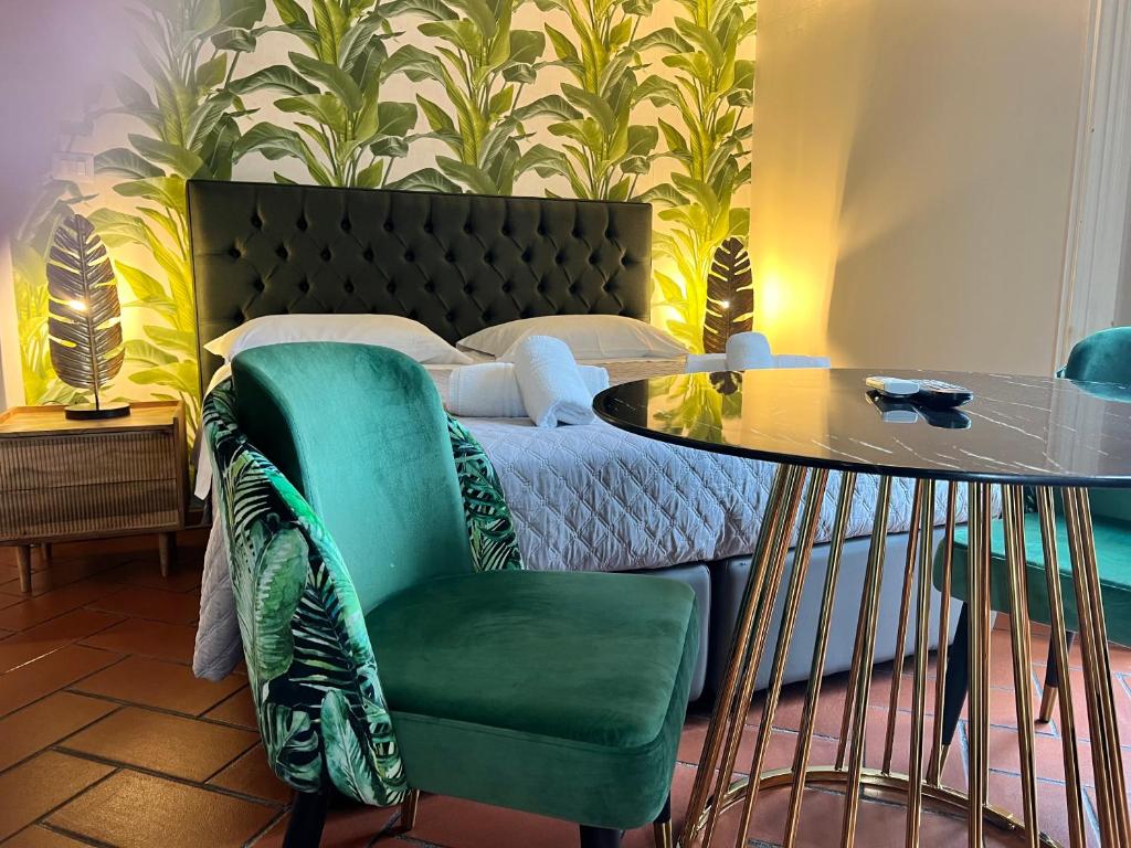- une chambre avec un lit, une table et des chaises dans l'établissement Bellini Home B&B, à Catane