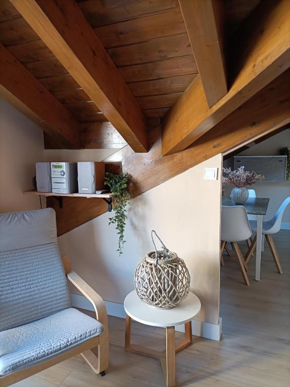 sala de estar con silla y mesa en Precioso ático en el centro de Sabiñanigo en Sabiñánigo