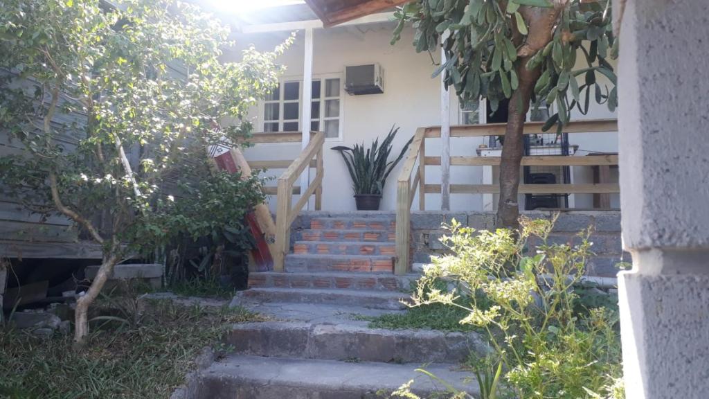 un conjunto de escaleras delante de una casa en casa da Lú, en Florianópolis