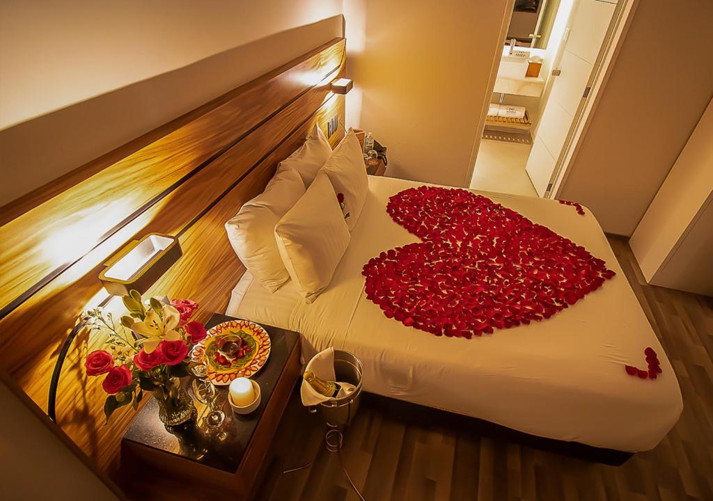 un lit avec un cœur composé de roses dans l'établissement Hotel Boutique Maria, à Morelia