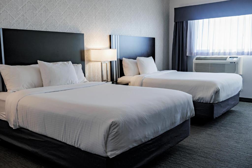 Postel nebo postele na pokoji v ubytování Park Inn by Radisson Edmonton Airport
