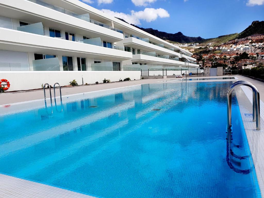 una gran piscina frente a un edificio en Apartment Las Terrazas Costa Adeje Ocean View en Adeje