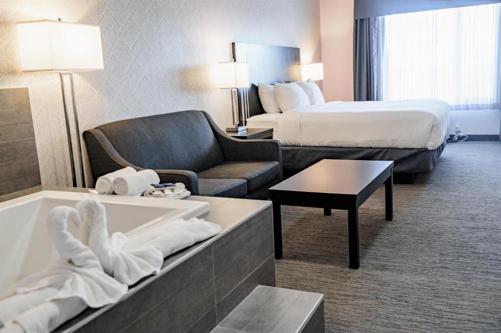 Postel nebo postele na pokoji v ubytování Park Inn by Radisson Edmonton Airport