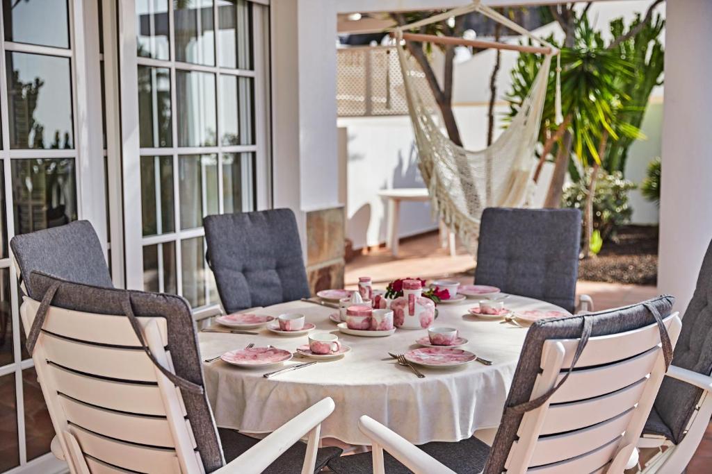 A seating area at Stunning Villa with Breathtaking Ocean View