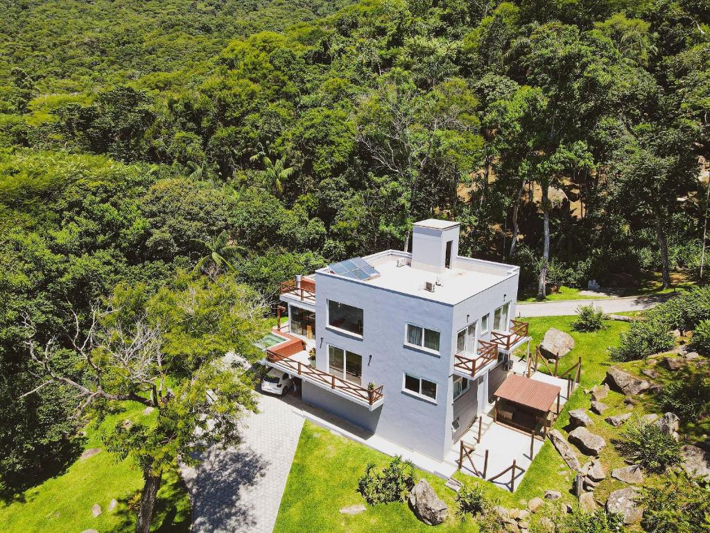 widok z powietrza na biały dom w lesie w obiekcie Casa de Campo - Hospedar com Propósito w mieście Florianópolis