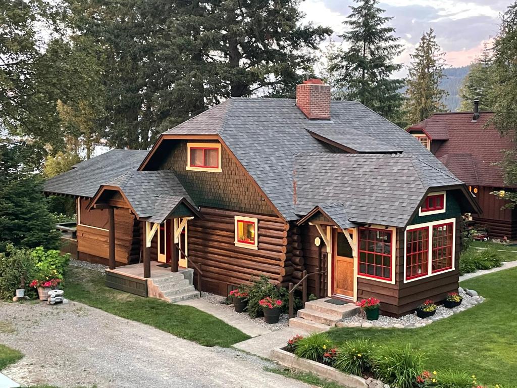 una cabaña de madera con techo de gambrel en Sleep's Cabins en Sagle