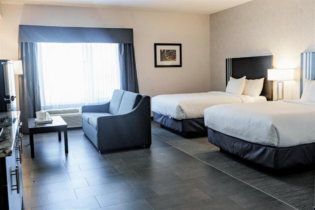 Postel nebo postele na pokoji v ubytování Park Inn by Radisson Edmonton Airport