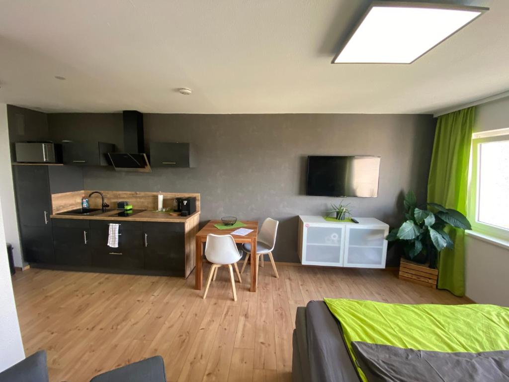 Apartment Stadtblick في براونشفايغ: غرفة مع مطبخ وغرفة طعام