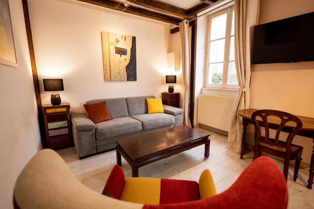 Fotografia z galérie ubytovania Le "Pied à Terre" - Appartement plein centre avec Parking Privé v destinácii Bourges