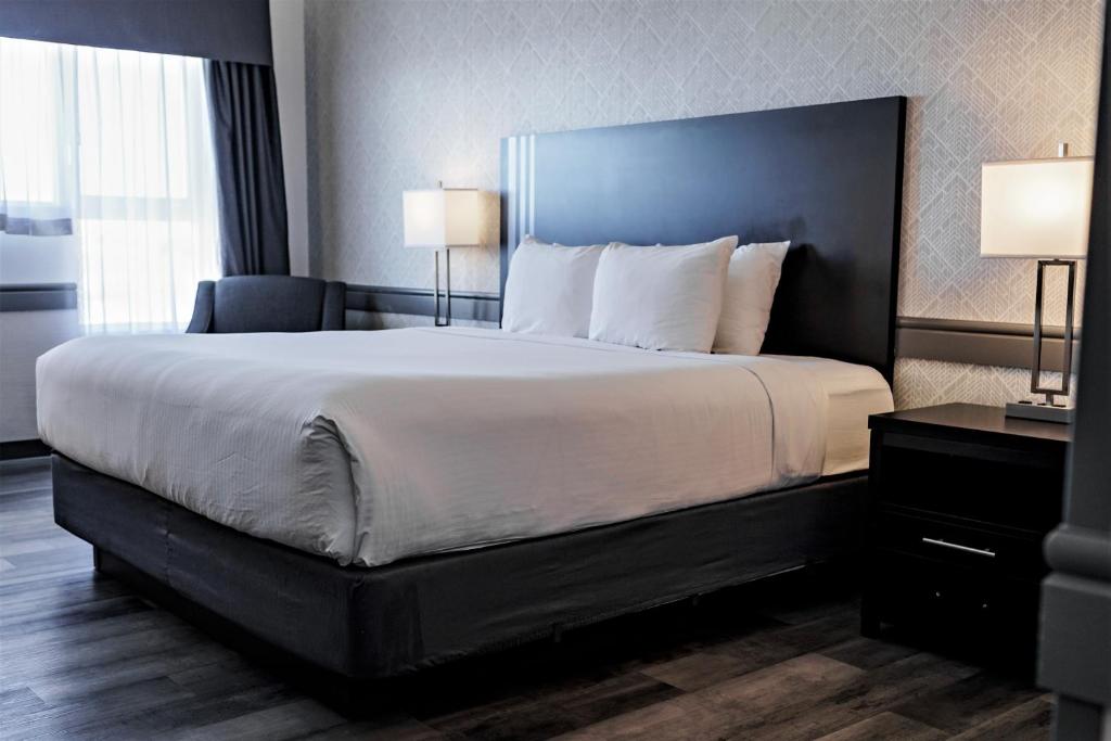 Postel nebo postele na pokoji v ubytování Park Inn by Radisson Edmonton Airport