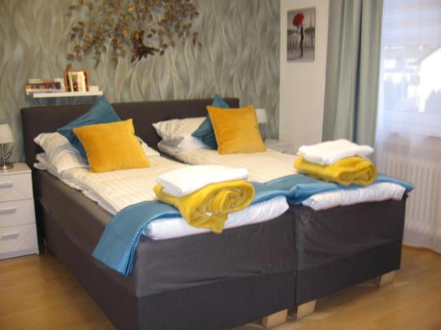 Una cama con toallas y almohadas encima. en Diamond house deluxe 6 Koblenz, en Coblenza