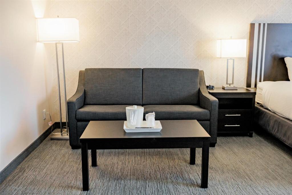 Postel nebo postele na pokoji v ubytování Park Inn by Radisson Edmonton Airport