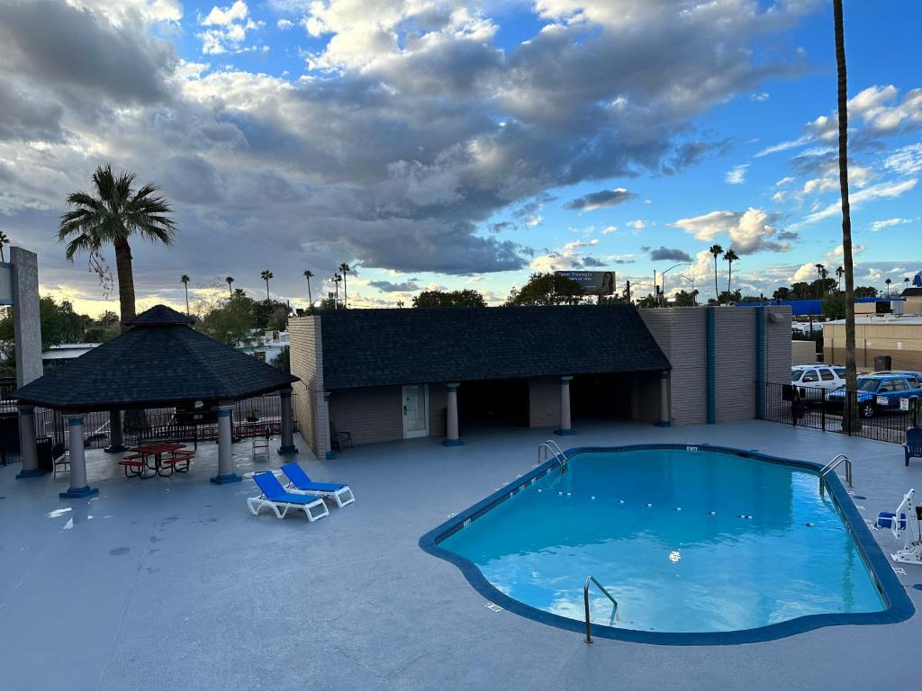 Bazén v ubytování Studio 6 Suites Mesa AZ Near Downtown & Sloan Park nebo v jeho okolí