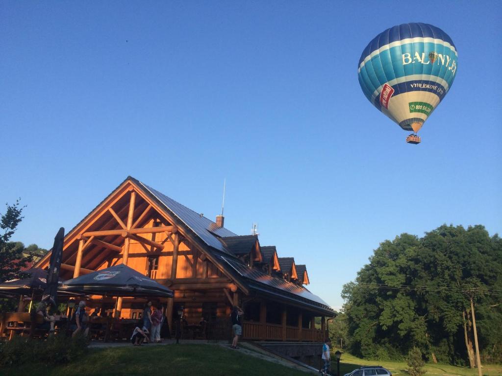 un globo de aire caliente volando delante de un edificio en BalonCentrum Břestek, en Břestek