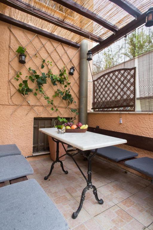 Patio alebo iná vonkajšia časť ubytovania WineSpa Oasis in Athens !