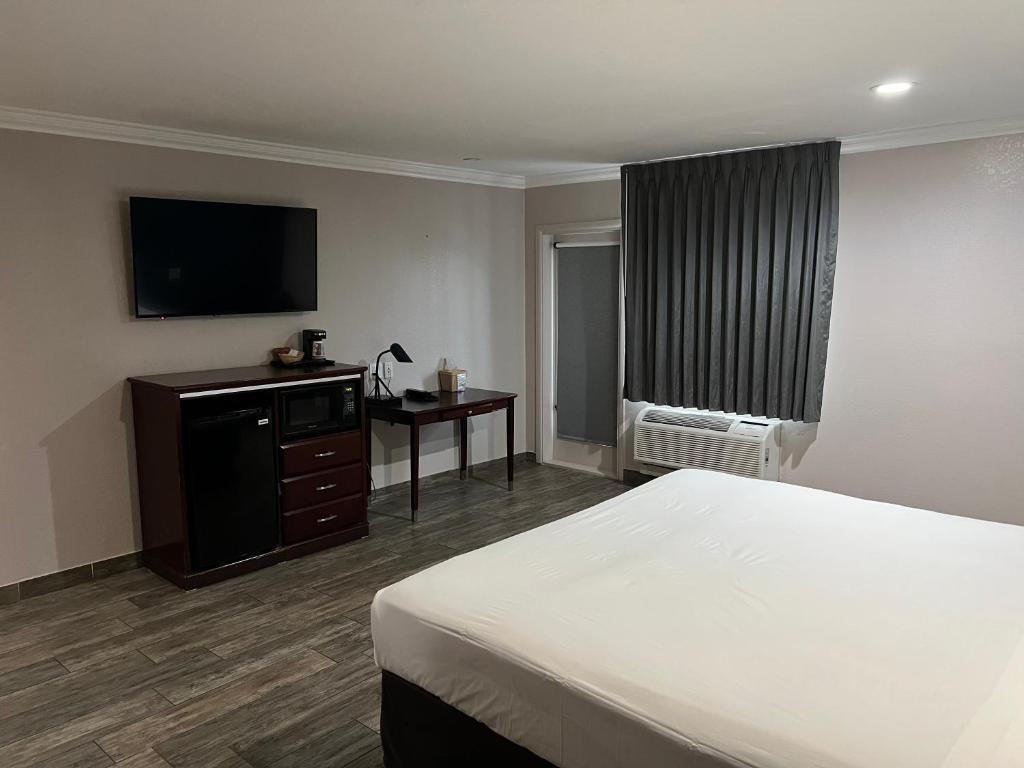 TV a/nebo společenská místnost v ubytování Studio 6 Suites Mesa AZ Near Downtown & Sloan Park