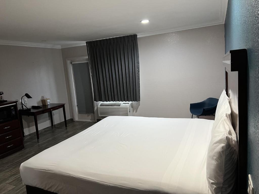 Postel nebo postele na pokoji v ubytování Studio 6 Suites Mesa AZ Near Downtown & Sloan Park