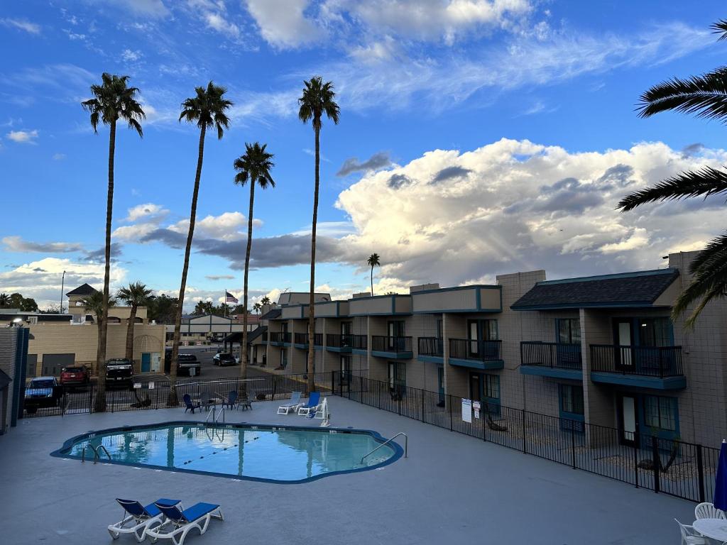 Bazén v ubytování Studio 6 Suites Mesa AZ Near Downtown & Sloan Park nebo v jeho okolí