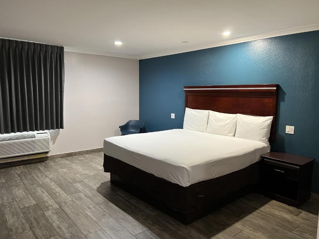 Postel nebo postele na pokoji v ubytování Studio 6 Suites Mesa AZ Near Downtown & Sloan Park