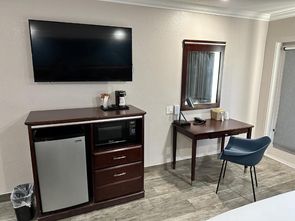 TV a/nebo společenská místnost v ubytování Studio 6 Suites Mesa AZ Near Downtown & Sloan Park