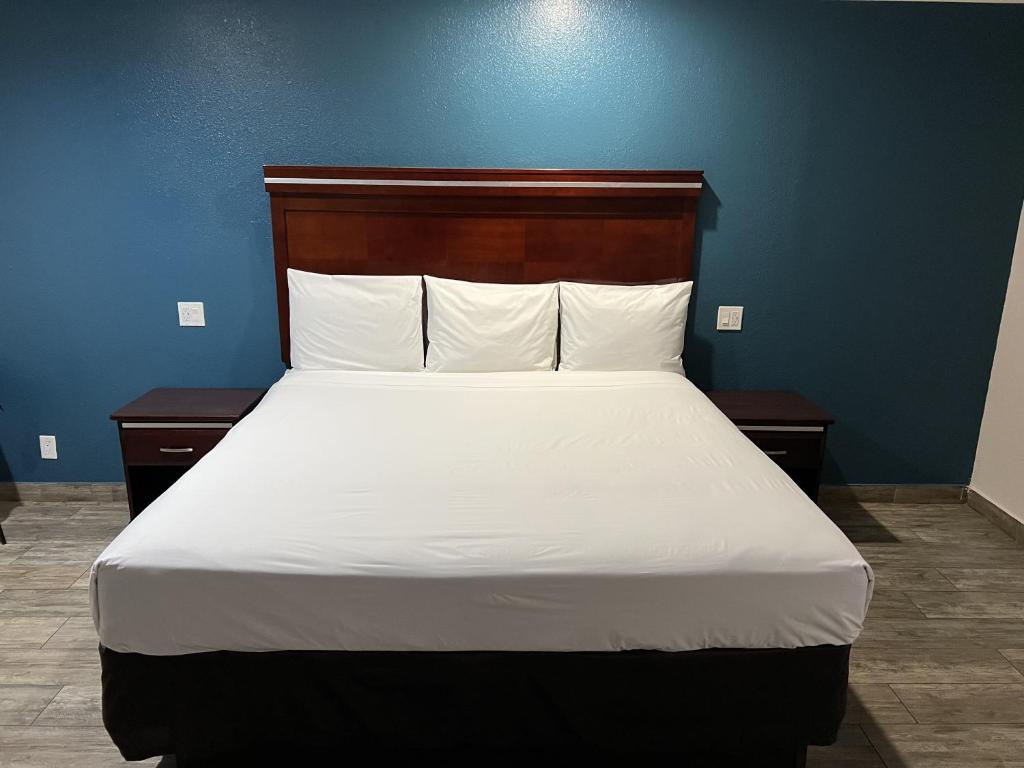 Super 8 by Wyndham Mesa Downtown Near Convention Center - King Room - Non-Smoking