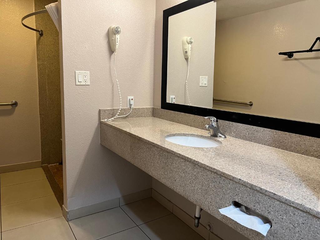 Koupelna v ubytování Studio 6 Suites Mesa AZ Near Downtown & Sloan Park