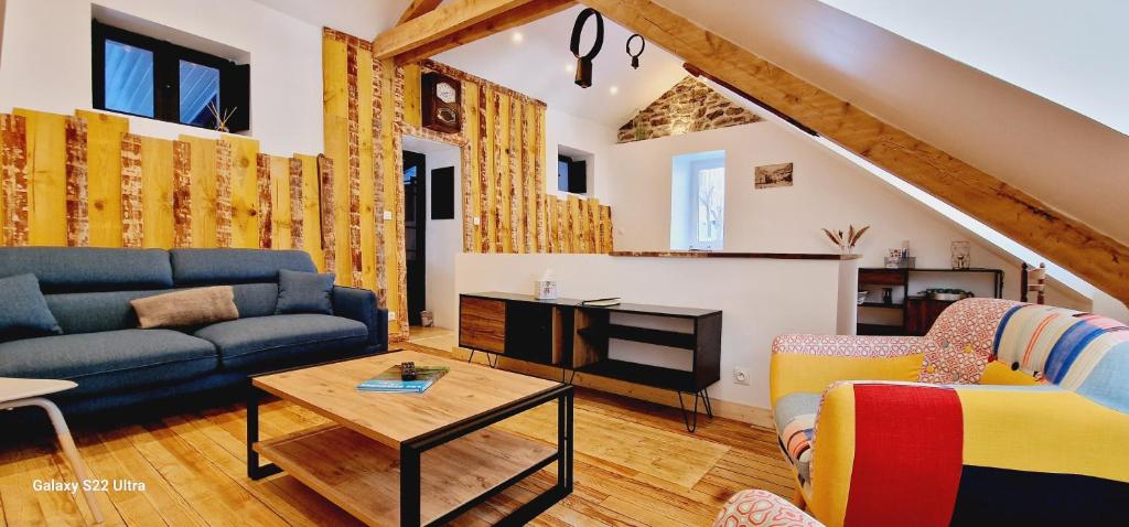 a living room with a couch and a table at Ecueil des Neiges in Barèges