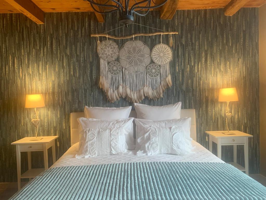 um quarto com uma cama com almofadas brancas em Maison Mard'Or Chambre Plume em Mardor