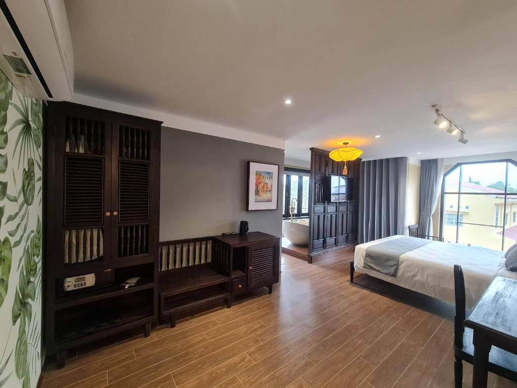Giường trong phòng chung tại Hoianan Boutique Hotel